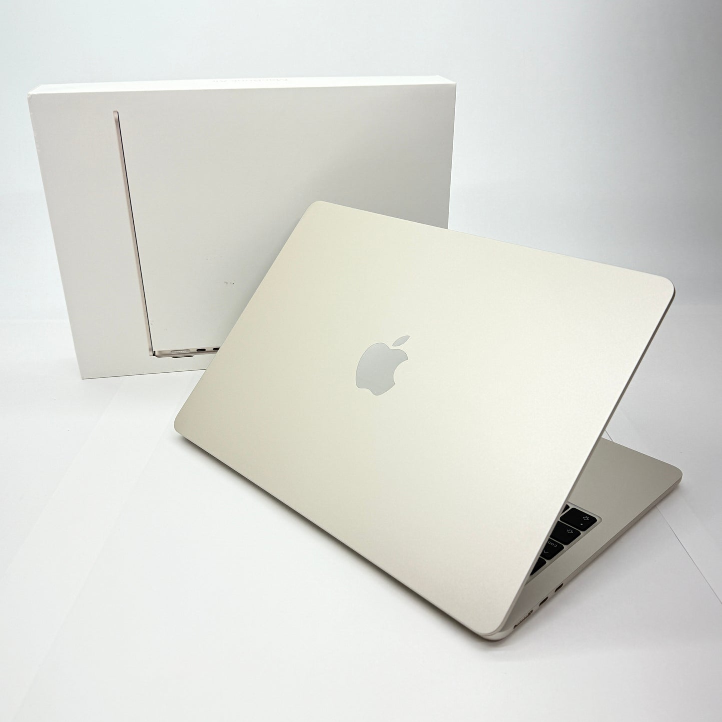 MacBook Air Liquid Retina 13.6インチ (Mid 2022) Apple M2 8コア/8GB/SSD 256GB スターライト MLY13J/A バッテリー最大容量93%【C5294-80】