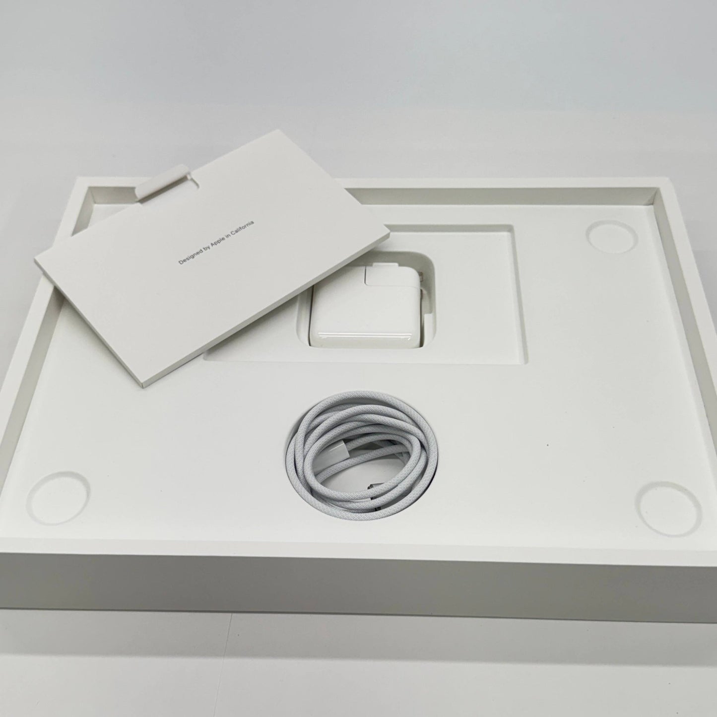 新品同様 美品 Apple MacBook Air 2025 13インチ M4 16GB SSD 256GB MW0W3J/A シルバー バッテリー最大容量100%【C7273-80】