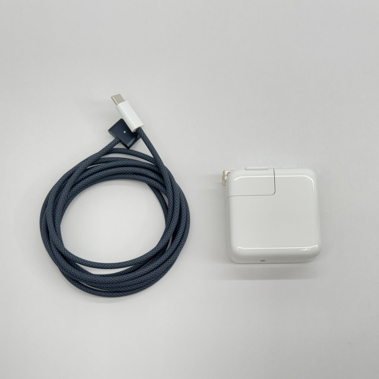 美品Apple Mac Book Air 2025 13インチ M4 10コアCPU 8コアGPU SSD256GB 16GB MW123J/A ミッドナイト 充放電回数3回 バッテリー最大容量100% 付属品完備【C7241-80】