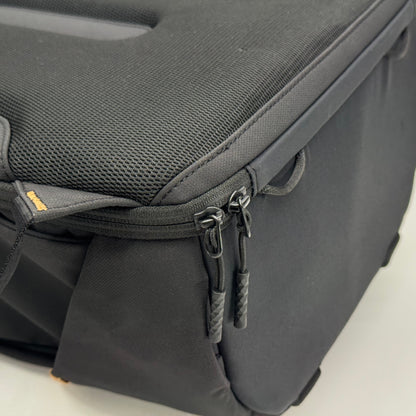 美品 OneGo Lite Backpack 22L (マットブラック) カメラバッグ 多機能バックパック【C7562】