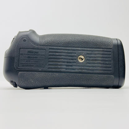 Nikon D700 ボディ　Nikon MB-D10 マルチパワーバッテリーパック付属　【C4305-80】