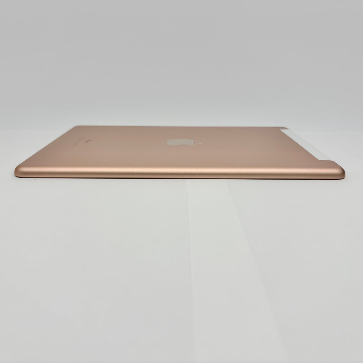 iPad 第6世代 Wi-Fi+Cellular MRM02J/A 32GB ゴールド バッテリー最大容量85% 【C9287-60】